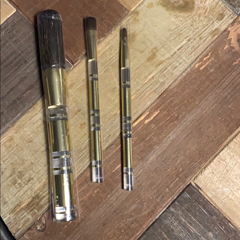 Estée Lauder makeup brushes